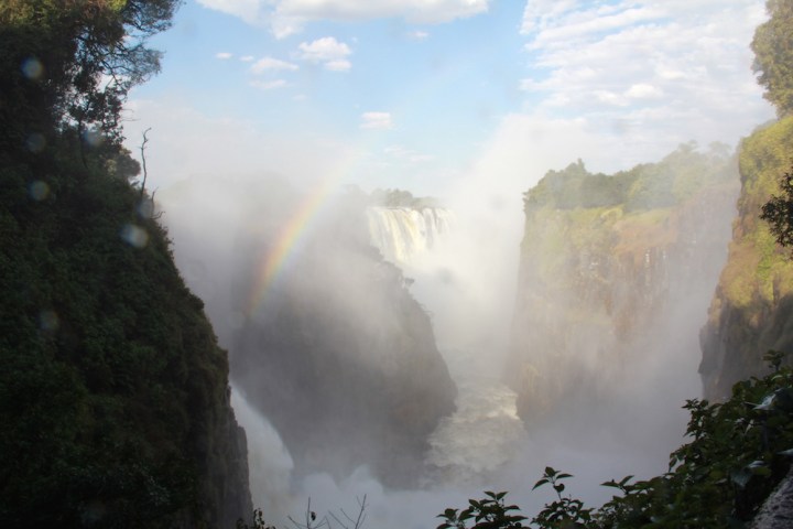 solo-female-traveler-wanderlust-globetrotter-vic-fals-waterfall-zimbabwe-travel-blogger-international