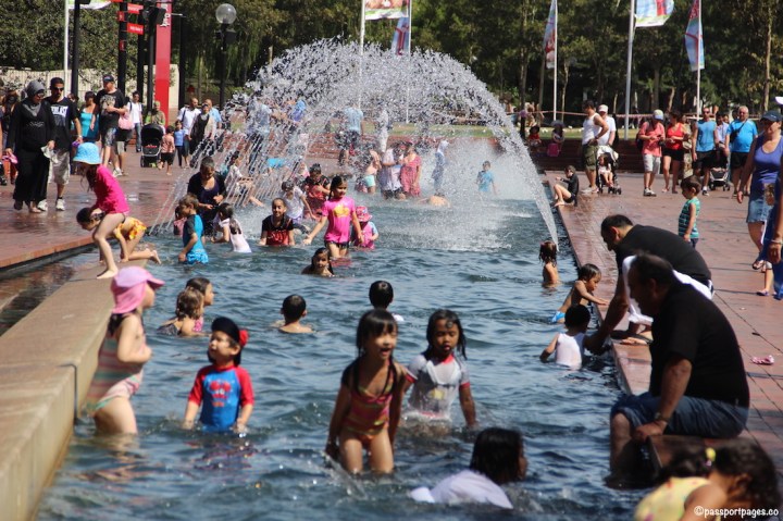 kids-playing-Darling-Harbour-Sydney