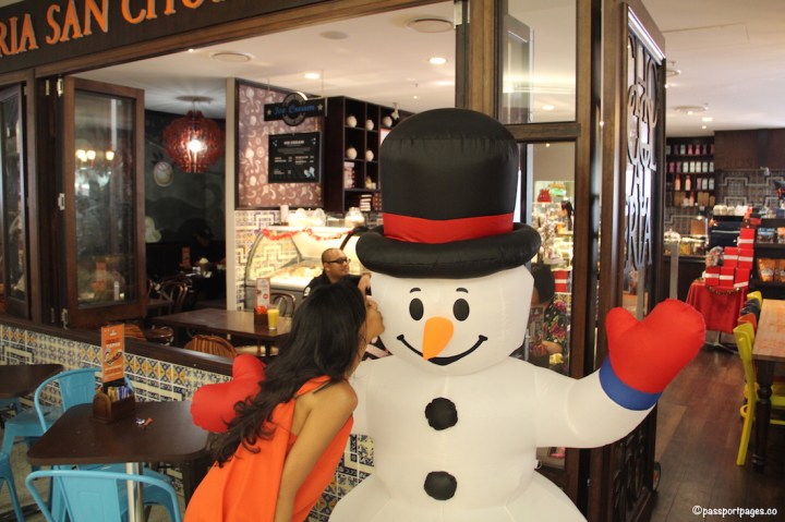 Kissing-Frosty-Snowman-Darling-Harbour-Boxing-Day