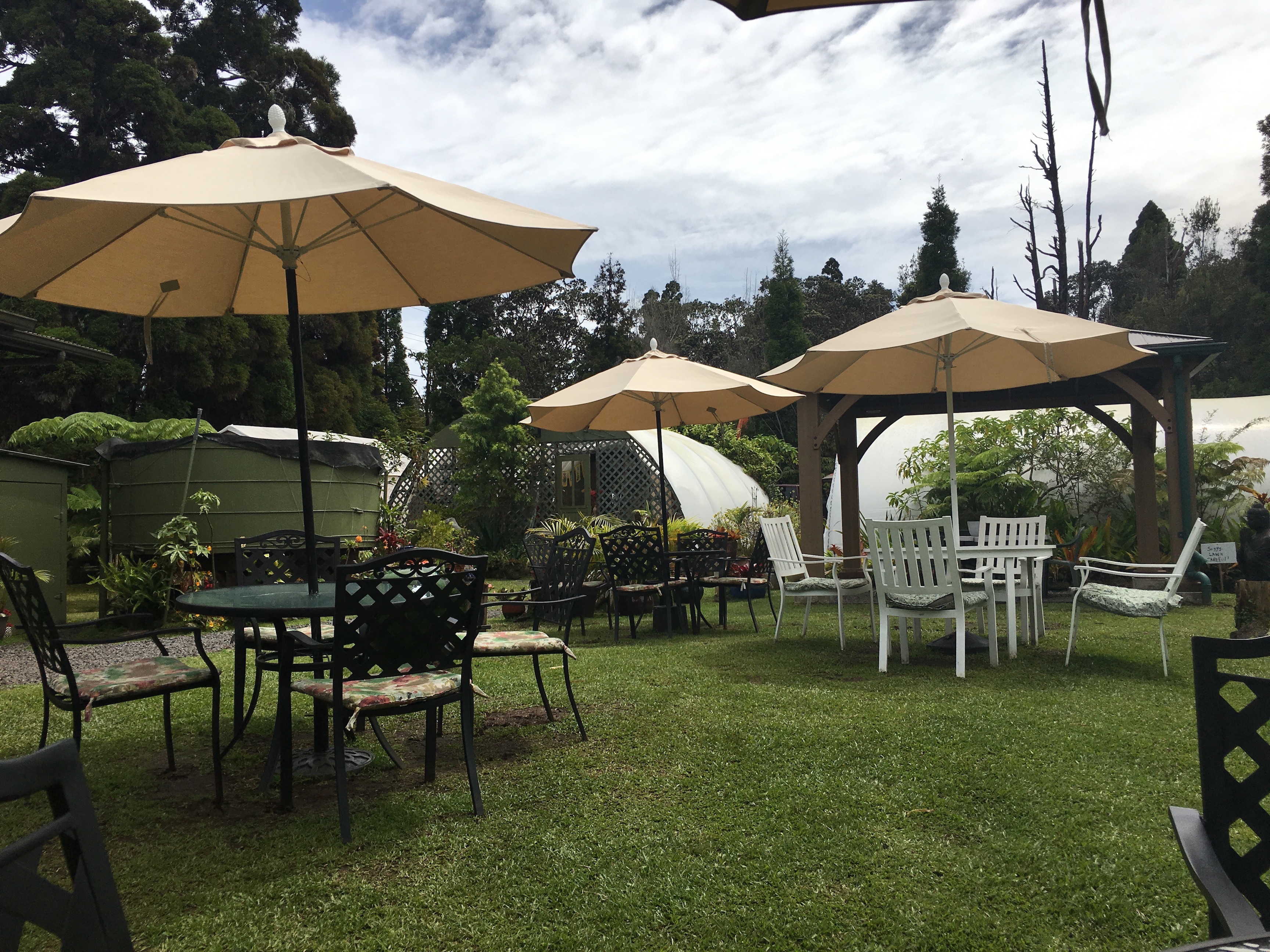 Cafe-Ono-Vegetarian-Hawaii-Big-Island-Cafe-Volcano-outdoor-seating